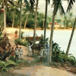Diorama im Museum für Hamburgische Geschichte (Ausschnitt). »›Kolonialpolitik mit Unterstützung der Marine‹ mit Vollschiff ›La Rochelle‹ der Reederei Godeffroy und Kreuzerkorvette ›Marie‹ der Kaiserlichen Marine auf der Reede von Apia/Samoainsel Upolu, Oktober 1884«. Diorama im Museum für Hamburgische Geschichte