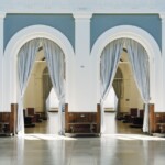 Handelskammer Hamburg, Börsensaal.
Die Handelskammer Hamburg und ihre Mitglieder waren wesentliche Akteure im Kolonialhandel und im Erwerb von Kolonien für das Deutsche Reich; das Gleiche gilt auch für den Senat der Hansestadt Hamburg. In ihrer »Denkschrift über die deutschen Interessen in West-Afrika« von 1883 wünscht die Handelskammer Hamburg vom Deutschen Reich eine Ausschaltung der Konkurrenz der westafrikanischen Händler durch Verträge mit regionalen Oberhäuptern und die Stationierung der kaiserlichen Kriegsmarine. So soll es den Hamburger Händlern möglich gemacht werden, ihre Produkte auch im Landesinneren gewinnbringend zu tauschen. Handelskammer Hamburg, Börsensaal.