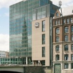 Laeiszhof und Reederei Hamburg Süd, Willy-Brandt-Straße. Der Handel mit Süd- und Mittelamerika hatte große Bedeutung für Hamburger Unternehmen. Auch nach der Selbständigkeit vieler Staaten im 19. Jahrhundert prägten die über lange Zeit etablierten kolonialen Strukturen die Handelsbeziehungen grundlegend. Die Reederei F. Laeisz war im Salpeterhandel mit Chile tätig, aber auch im Handel mit Afrika. Die Tochtergesellschaft »Afrikanische Frucht Company« baute die »Kamerun-Bananen« an und importierte sie bis zum Zweiten Weltkrieg. Hamburg Süd, Nicolaihof, Laeiszhof