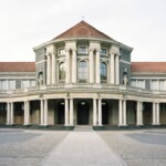 Hauptgebäude der Universität Hamburg, die 1908 zunächst als Hamburgisches Kolonialinstitut gegründet wird. An zwei Säulen in der Eingangshalle werden als Förderer der Wissenschaft Profiteure des deutschen Kolonialhandels geehrt. Hauptebäude der Universität Hamburg