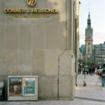 Donner & Reuschel Bank, Ballindamm 27. Conrad Hinrich Donner gehörte um 1900 zu den zwanzig reichsten Männern der Welt. Sein Reichtum gründete sich auf Kolonialgeschäfte seiner Vorfahren, die ab 1798 vor allem Zucker, Kaffee, und Tabak importierten, später auch Petroleum, Kautschuk und Baumwolle.