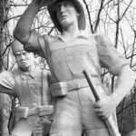 1955, auf den Tag 10 Jahre nach der Kapitulation der deutschen Wehrmacht, wird am 8. Mai auf dem Grundstück der Familie Bismarck in Friedrichsruh das »Deutsch-Ostafrika-Gedächtnismal« eingeweiht. Anwesend sind der Ministerpräsidenten von Schleswig-Holstein Kai-Uwe von Hassel und 500 Angehörige der ehemaligen Schutztruppen. Dargestellt ist der Kommandeur der Schutztruppen in Deutsch-Ostafrika Paul von Lettow-Vorbeck, Prototyp des verbrecherischen deutschen Kolonial-Offiziers. Er war 1900–1901 an der Niederschlagung des Boxeraufstandes und 1904–1906 am Völkermord an den Herero und Nama beteiligt und zog 1914–1918 als Kommandeur der Schutztruppen marodierend durch Ostafrika.
In den Kämpfen des ersten Weltkriegs in Ostafrika kamen zwischen 1914 und 1918 etwa eine halbe Million Menschen, vorwiegend afrikanische Zivilist:innen, durch Kriegseinwirkungen ums Leben. Deutsch-Ostafrika-Gedächtnismal, Aumühle