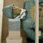 Denkmal Hermann von Wissmann, ursprünglicher Standort Dar es Salaam in Tansania, ab 1922 im Garten der Universität Hamburg aufgestellt. Herrmann von Wissmann war Reichskommissar und Befehlshaber der paramilitärischen »Wissmanntruppe«, mit der 1887–1891 die Aufstände der Küstenbevölkerung in der Kolonie Deutsch-Ostafrika niedergeschlagen wurden. Dabei wurden afrikanische Dörfer überfallen, geplündert und dann niedergebrannt. Die Statue wurde 1968 von Student:innen gestürzt. Sie befindet sich heute im Lager der Universität Hamburg. Statue Hermann von Wissmann