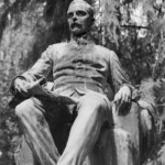 Grabstelle Gustav Adolf Graf von Goetzen, gest. 1.12.1910, Ohlsdorfer Friedhof.
Kaiserlicher Gouverneur von Deutsch-Ostafrika und Kommandeur der Schutztruppe 1901–1906. Von Goetzen führte 1905 eine Kopfsteuer in Deutsch Ostafrika ein, dies bedeutete eine Vervielfachung der Steuerschuld und trieb immer mehr Menschen in die Zwangsarbeit auf staatlichen Baumwollplantagen. Dagegen regte sich ab Mai 1905 massiver Widerstand. Die Maji-Kämpfer waren in der Lage, etwa ein Fünftel der Kolonie unter ihre Kontrolle zu bringen. Der Maji-Maji-Aufstand wurde bis 1907 unter Anwendung massiver Gewalt niedergeschlagen. Nach heutigen Schätzungen wurde etwa ein Drittel der Bevölkerung, 250.000–300.000 Menschen, durch den Krieg und seine unmittelbaren Folgen getötet. Grabstelle Gustav Graf von Goetzen 1866 - 1910, Ohlsdorfer Friedhof Hamburg