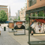 Der Überseeboulevard ist eine zentrale Einkaufsmeile im Herzen der Hafencity. Mit seinem Namen schließt er an die Welt des kolonialen Handels und die gewünschte Exotik an. Somit heißen die am Überseeboulevard liegend Gebäude Java, Ceylon und Arabica. Auch werden hier regelmäßig Fotoausstellungen präsentiert, von April 2022 bis zum September 2022 die Fotoausstellung »Colours of Humanity«, augenscheinlich eine Fortsetzung der Hagenbeck'schen Völkerschauen mit den Mitteln der Fotografie. Überseeboulevard mit Fotoausstellung »Colours of Humanity«