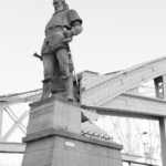 Vasco da Gama am Eingang der Kornhausbrücke, die zur Hamburger Speicherstadt führt. Die Speicherstadt wurde nach der Zwangsumsiedlung von ca. 20.000 Bewohnern ab 1883 erbaut. Sie diente vor allem der Lagerung von Kaffee, Tee und Gewürzen. Vasco da Gama am Eingang der Kornhausbrücke Hamburg