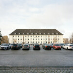 Am 13. August 1939 wird in Hamburg Jenfeld die Lettow-Vorbeck-Kaserne eröffnet. Über allen Hauseingängen befinden sich Schmuckrosetten mit Abbildungen von deutschen Kolonialoffizieren, darunter Lettow-Vorbeck, von Wissmann, von Trotha.
Hier wird am selben Tag das zweiteilige Kriegerdenkmal zur Ehrung der Schutztruppen in der Kolonie Deutsch-Ostafrika eingeweiht. Dargestellt sind afrikanische Lastenträger und ein Askari-Soldat auf der linken Seite und Askari-Soldaten und ein deutscher Offizier auf der rechten Seite. Dieses Kriegerdenkmal ist wie das »Deutsch-Ostafrika-Gedächtnismal« entstanden nach Entwürfen von Walter von Ruckteschell (1882–1941), Adjutant Lettow-Vorbecks in Deutsch Ostafrika.
Die Lettow-Vorbeck-Kaserne in Hamburg-Jenfeld ist heute Wohnheim der Helmut-Schmidt-Universität, an allen Gebäuden befinden sich weiterhin die Schmuckrosetten deutscher Kolonialverbrecher. In einem abgesperrten kleinen Park vor der Kaserne befindet sich heute das oben erwähnte zweiteilige Askari-Relief und eine nach 1939 errichtete Gedenkstätte für die gefallenen Soldaten der Kolonialkriege. Lettow-Vorbeck-Kaserne